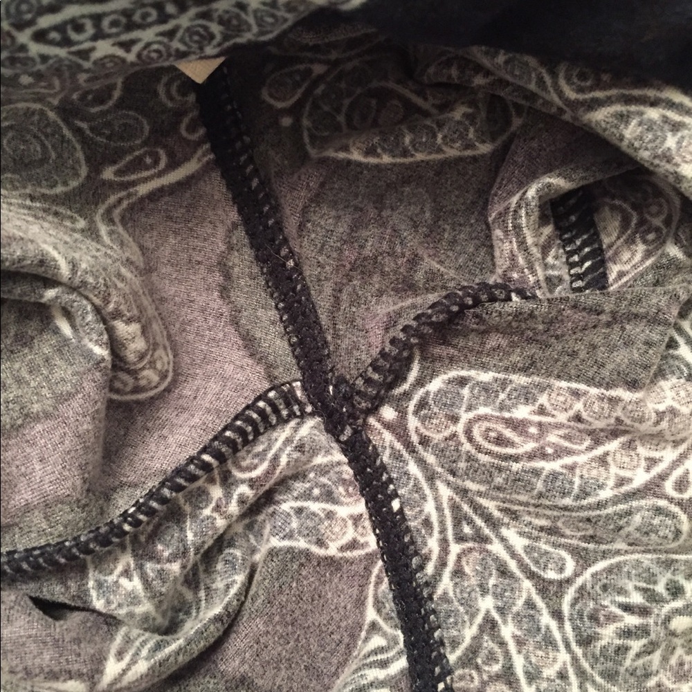 Lularoe NEW RARE HTF Black Paisley Skull Leggings - Picture 3 of 5